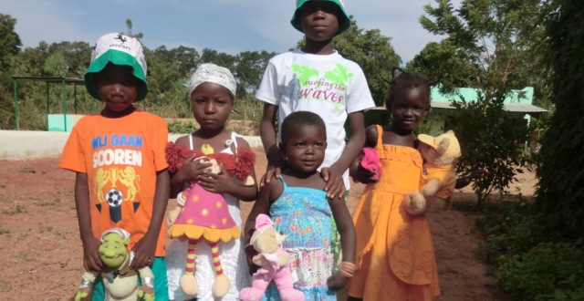 Une boutique pour enfants donne à nouveau des vêtements