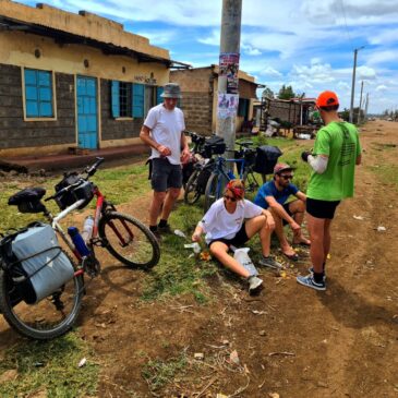 Tour du Mont Kenya en vélo pour nos bénévoles !