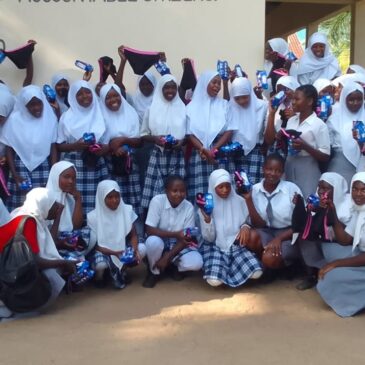 Dons de serviettes hygiéniques aux élèves de la Muhaka Secondary au Kenya