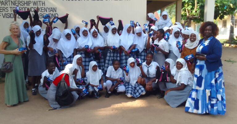 Dons de serviettes hygiéniques aux élèves de la Muhaka Secondary au Kenya